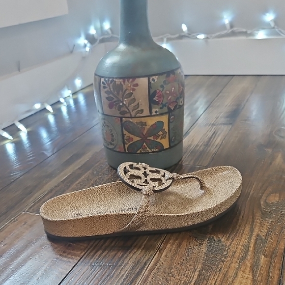 New Luxury Tory Burch Beige Pebbled Thong Sandals - Picture 7 of 11